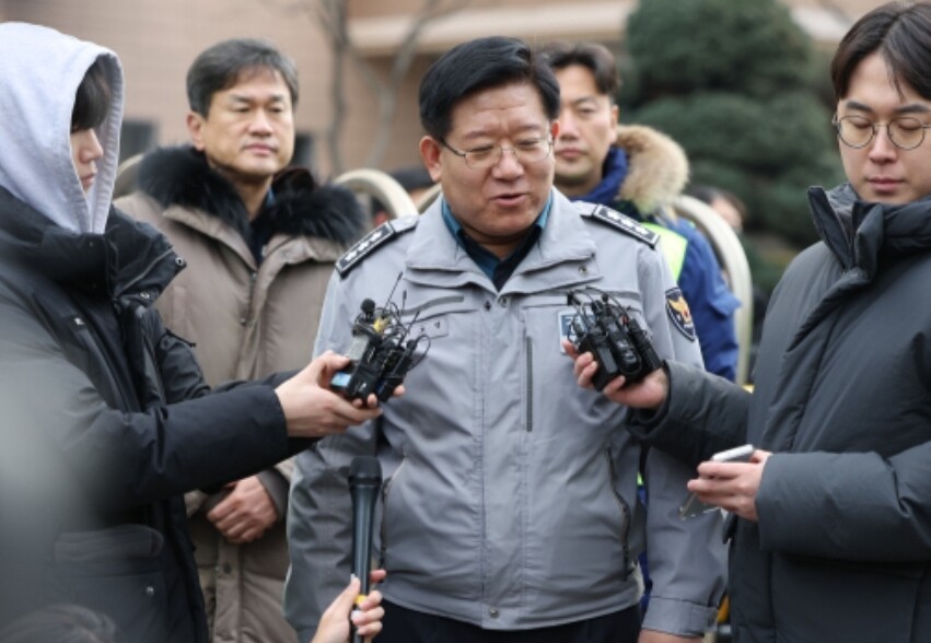 서울서부지법 폭도들의 점거 폭력사태 관련, 19일 아침 현장을 찾은 이호영 경찰청장 직무대행이 취재진과 일문일답을 하고 있다.  mbc  뉴스화면 캡처 