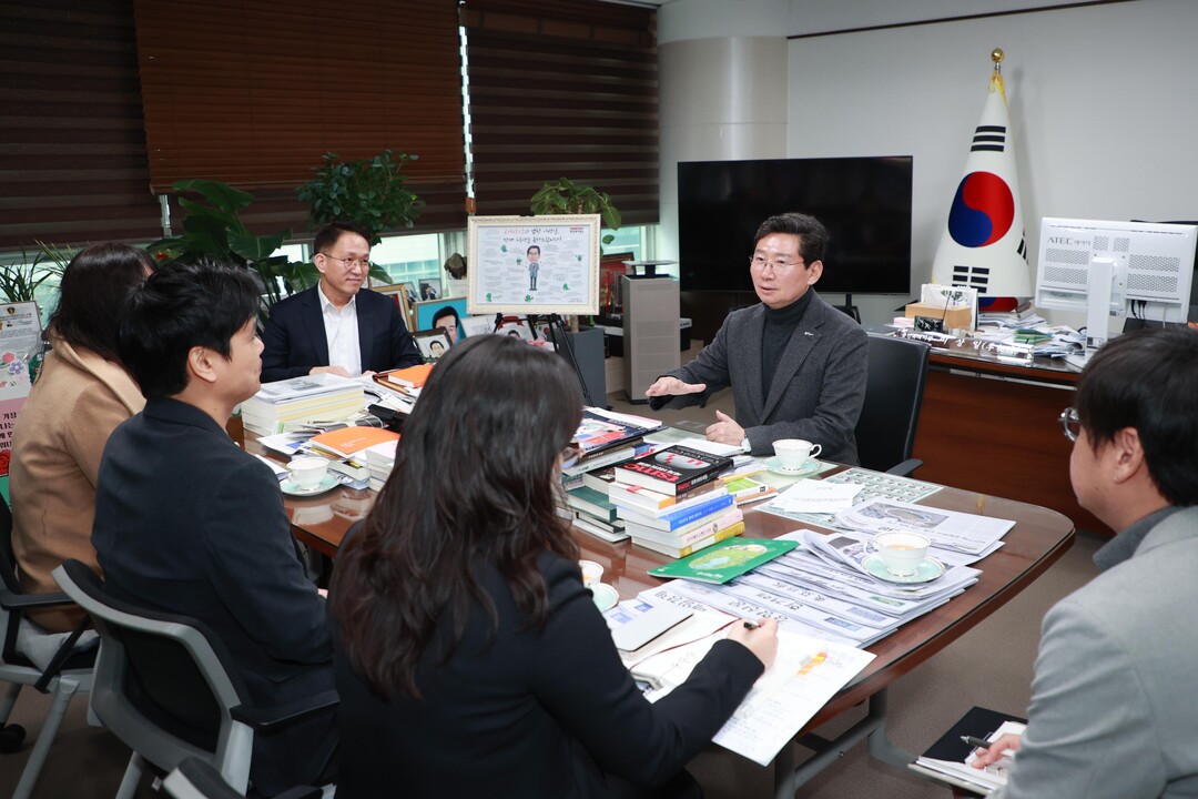 이상일 용인시장이 여운홍 K-GTSEC센터장과 만나 반도체산업 인재 양성 방안에 대해 논의하고 있다. 용인시 제공