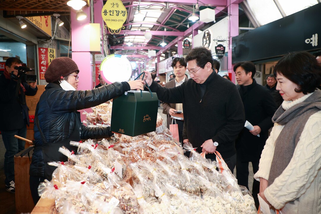 이상일 용인시장이 20일 부인 김미영 여사와 함께 용인중앙시장을 방문해 제수용품 등을 구입하며 장을 보고 있다. 용인시 제공