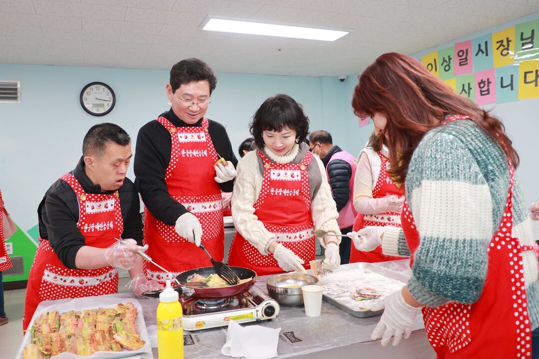 이상일 용인시장이 20일 부인 김미영 여사와 함께 한울공동체를 방문해 시설 이용자들과 함께 설 음식을 준비하고 있다.