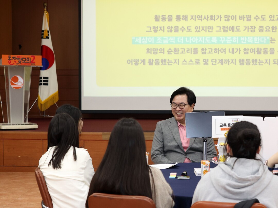 박일하 동작구청장이 지난해 11월 동작구청에서 열린 2024 청소년 정책제안 토론회_에 참석해 청소년들의 의견을 경청하고 있다. 동작구 제공