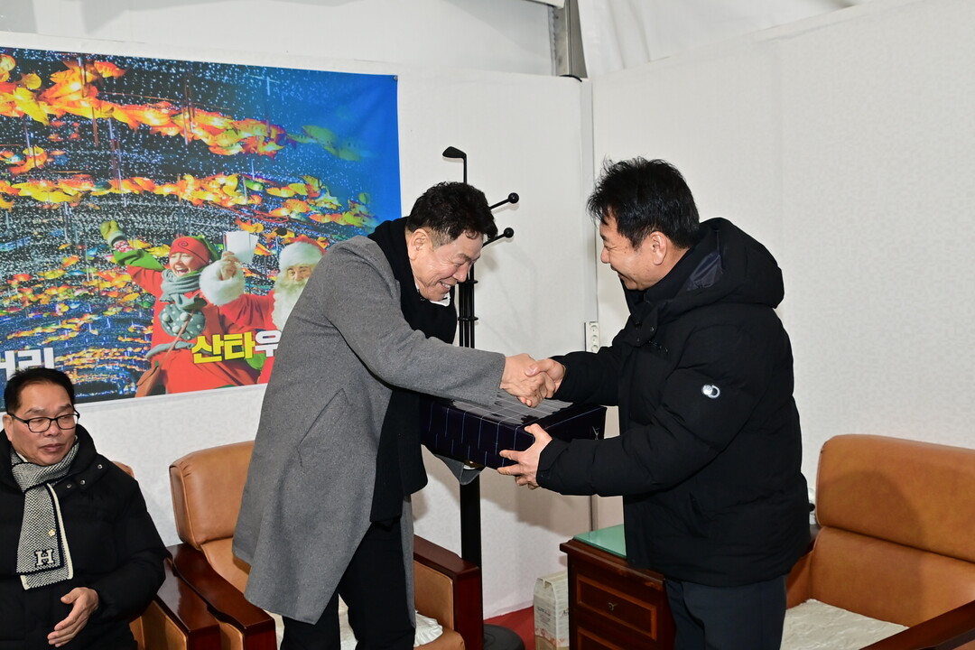 류희상 군의장이 강남구의회 이호귀 의장과 기념품을 나누고 있다.