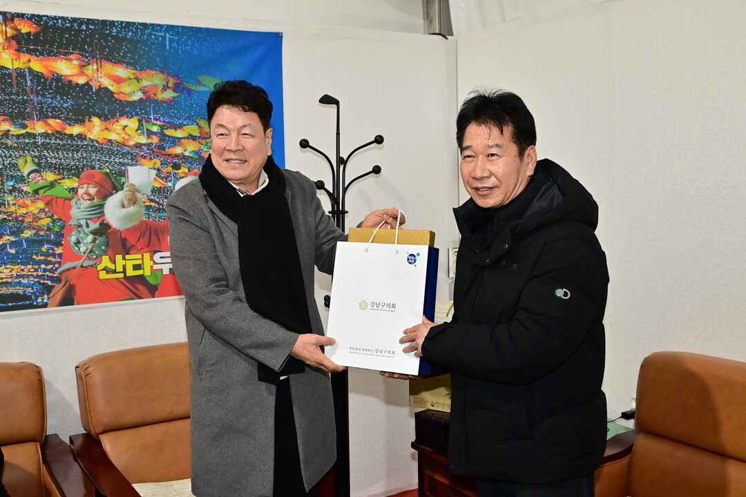 류희상 군의장(오른쪽)이 강남구의회 이호귀 의장으로부터 기념품을 전달받고 있다. 