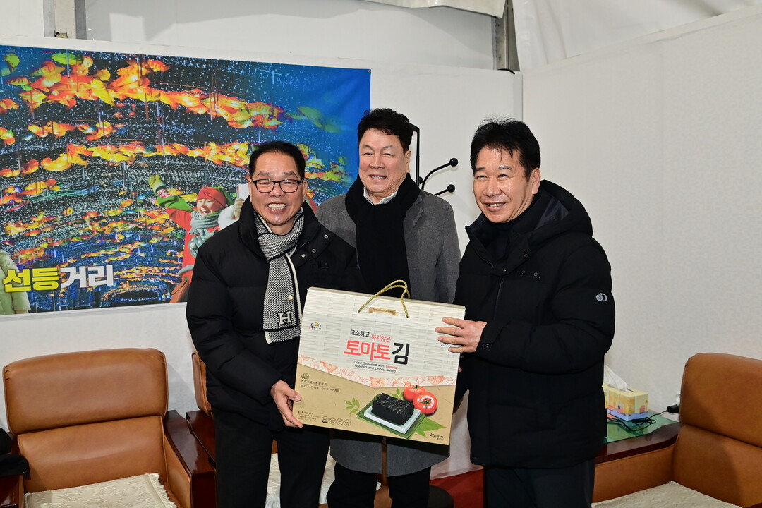 류희상 군의장(오른쪽)이 강남구의회 이호귀 의장(가운데)에게 화천 특산품을 전달하고 있다. 