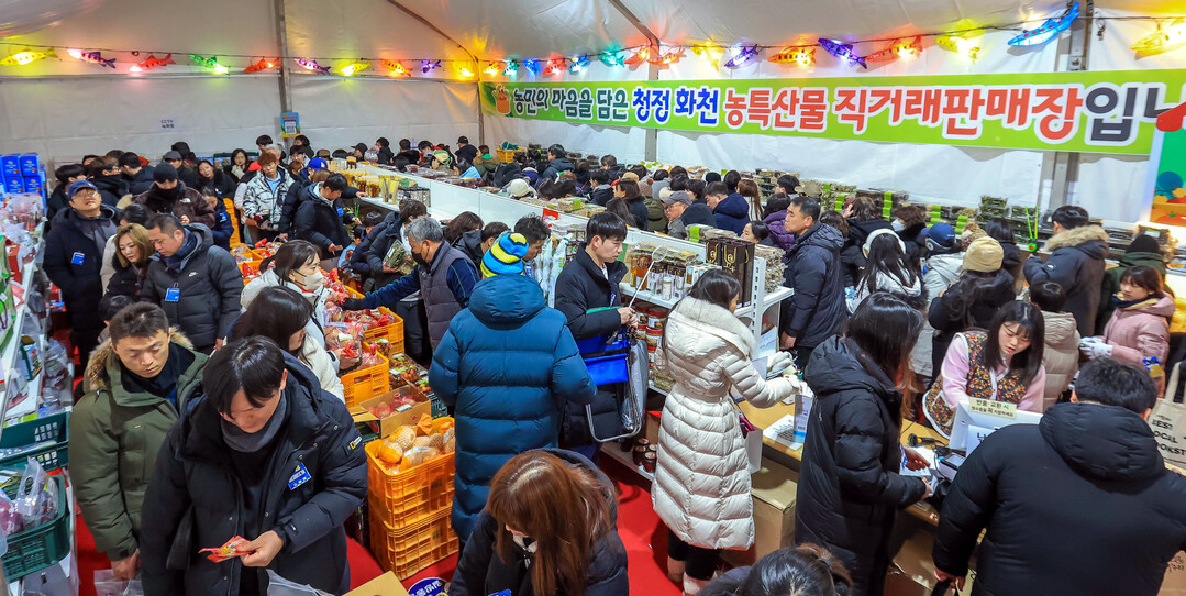 지난 18일, 축제장 내 농특산물 판매장이 관광객들로 붐비고 있다.