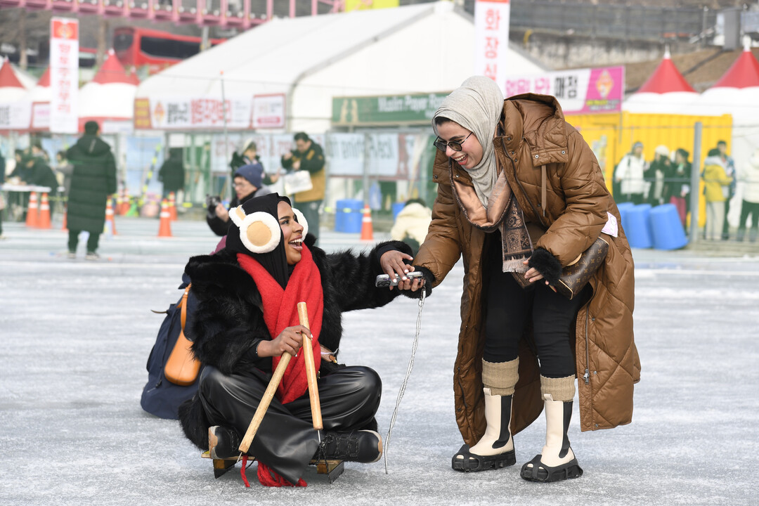 화천산천어축제장을 방문한 쿠웨이트 관광객들이 한국의 겨울축제 문화를 만끽하고 있다
