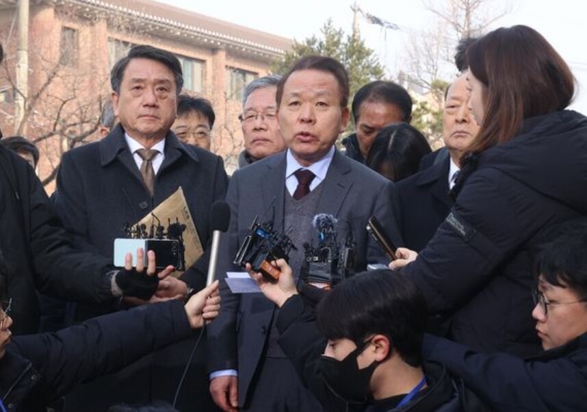 국회측 탄핵소초 대리인단 공동대표인 김이수(전 헌법재판소장) 변호사가 21일 서울 종로구 헌법재판소 심판정에서 열릴 윤석열 대통령 탄핵 심판 3차 변론기일에 참석하기에 앞서 기자들과 일문일답을 하고 있다.  YTN 뉴스특보 화면 캡처