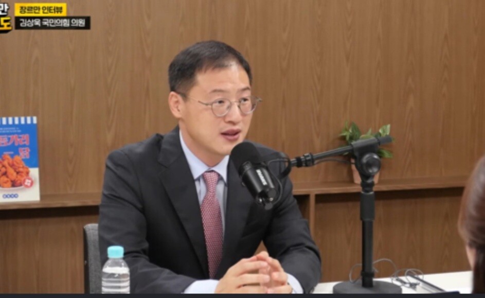 ▲국민의힘 김상욱 의원이 지난 14일 jtbc 유튜브 라이브에 출연, “국민의힘 내 탄핵 반대파 입방에 납득이 가는 부분이 없다”라는 요지의 발언을 하고 있다.  jtbc 유튜브 화면 캡처
