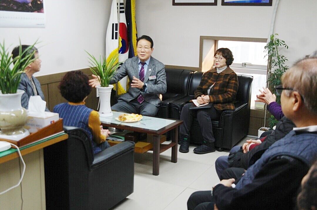 김진홍 구청장(왼쪽)이 남문시장 상인회와 지역상권을 위해 대화를 하고 있다. 맹화찬 기자