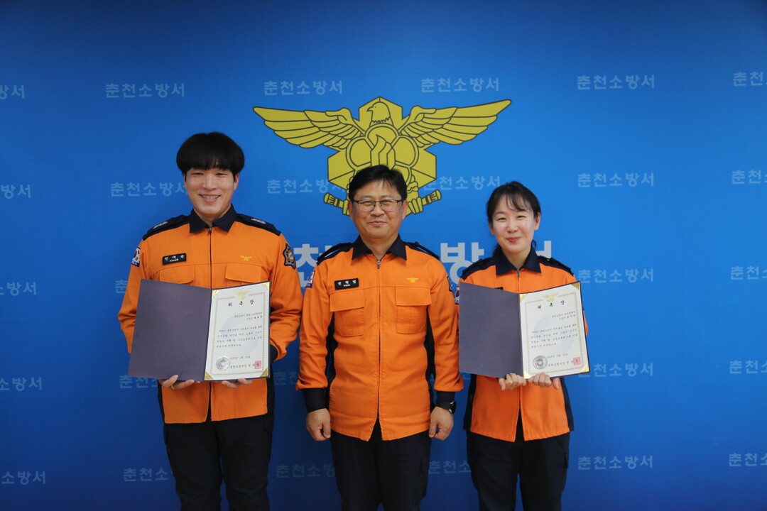 공감소통관으로 선정된 왕대균, 유지안 소방관.(가운데 권혁범 서장)