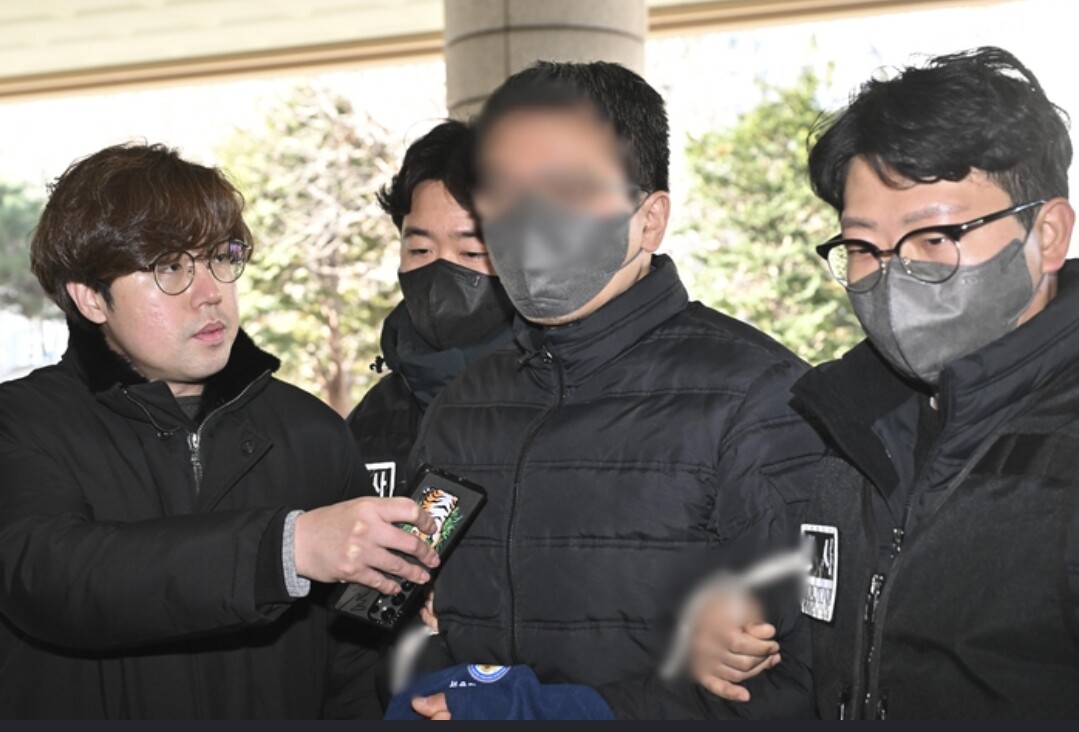 지난 19일 새벽 서울서부지법 점거, 집단난동사태 때 난입을 주도한 후 7층 영장전담판사실 문을 발로 차 부순 후 침입해 집기를 부순 전광훈 목사의 사랑제일교회 특임전도사 이모(40대)씨가 23일 오후 서울 마포구 서부지법에서 열린 구속전피의자심문(영장실질심사)에 출석하고 있다. jtbc 뉴스화면 캡처