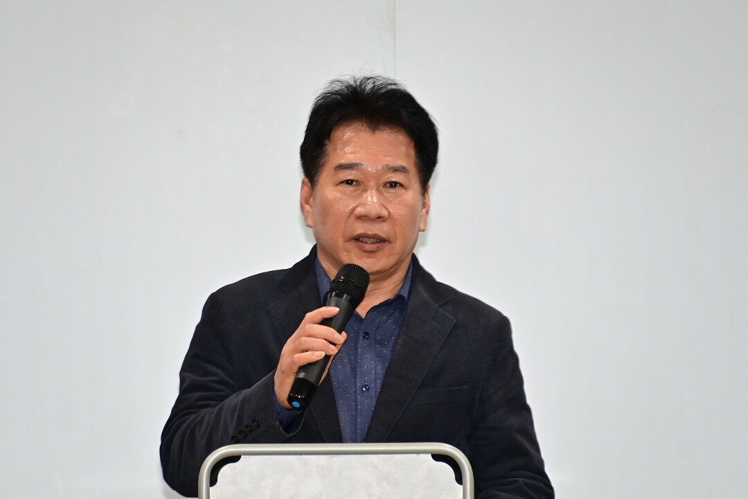 류희상 의장이 화천군행정동우회 정기총회에서 인사말을 하고 있다.