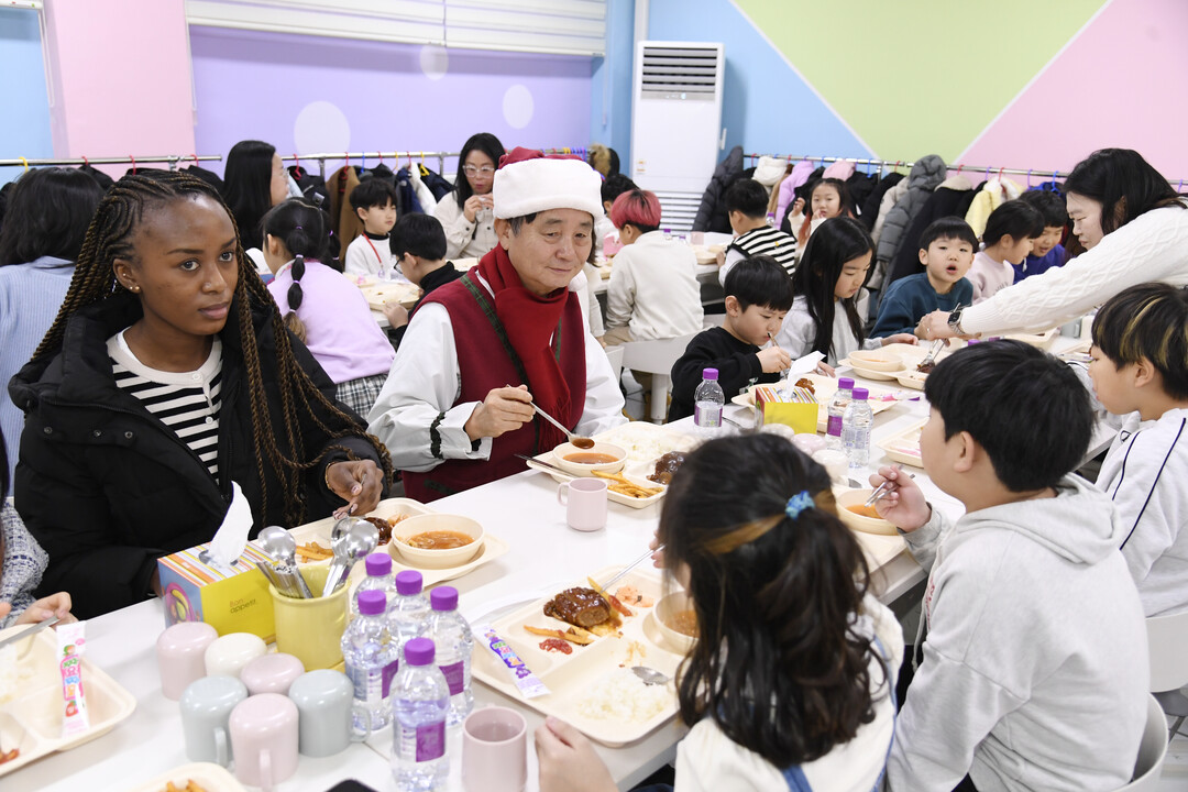 최문순 군수가 돌봄 아동들과 함께 점심식사를 하고 있다.