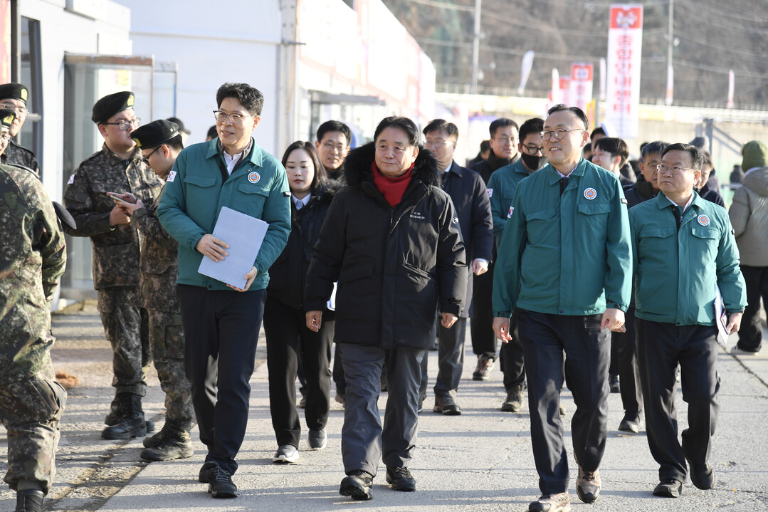 최문순 군수가 축제 현장에서 안전점검을 위한 안내를 진행하고 있다.