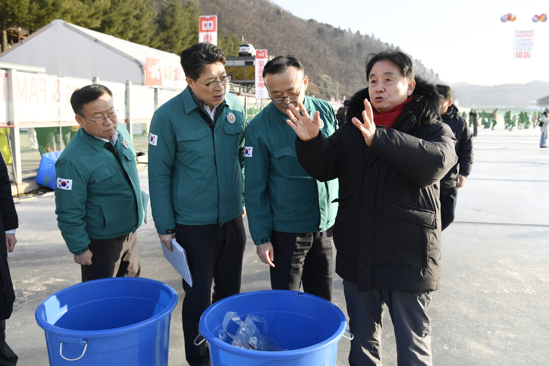 최문순 군수(오른쪽)가 축제장 안전점검을 위한 설명을 진행하고 있다.