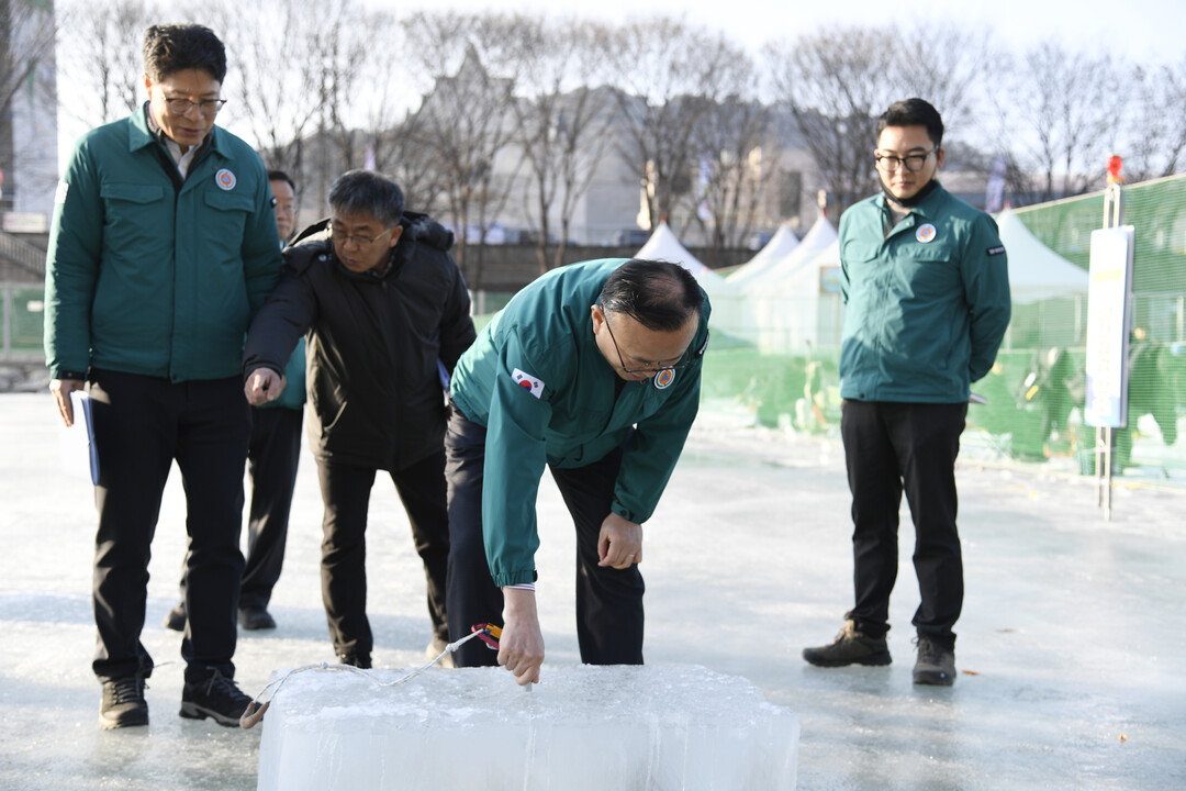 축제 안전점검을 하고 있는 행안부 이한경 본부장.