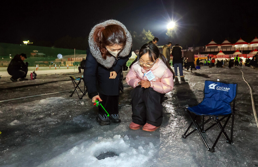 밤낚시를 즐기는 관광객