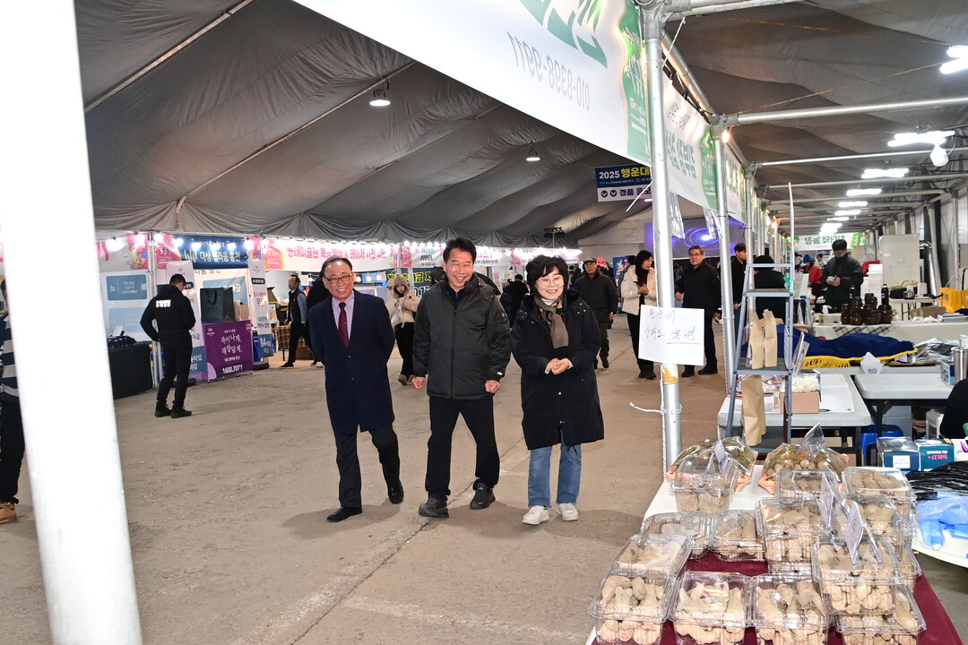 박영록 의장, 류희상 의장(왼쪽부터)이 축제장 일원을 돌아보고 있다.