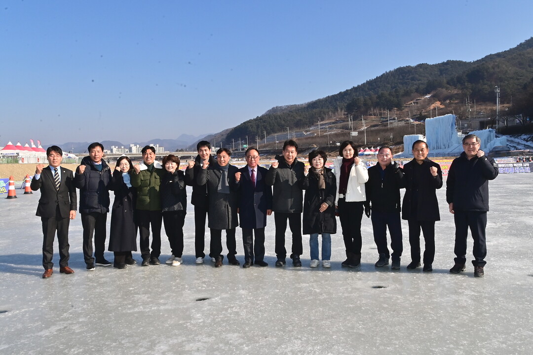 홍천강 꽁꽁축제장을 방문한 화천군의회 의원, 홍천군의회 의원과 관계공무원들이 기념촬영을 하고 있다.