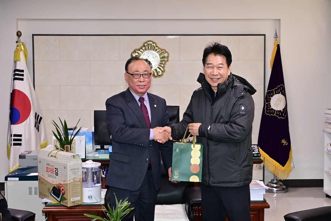 박영록 홍천군의회 의장(왼쪽)이 류희상 의장에게 기념품을 전달하고 있다.