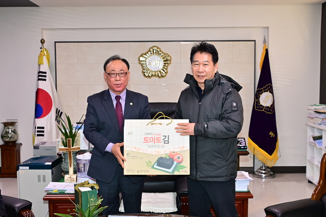 류희상 의장(오른쪽)이 박영록 의장에게 기념품을 전달하고 있다.