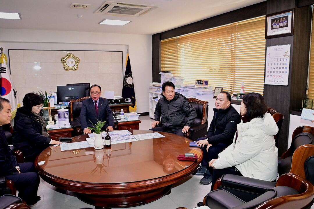 홍천군의회를 방문한 화천군의회 의원들이 간담회를 진행하고 있다.