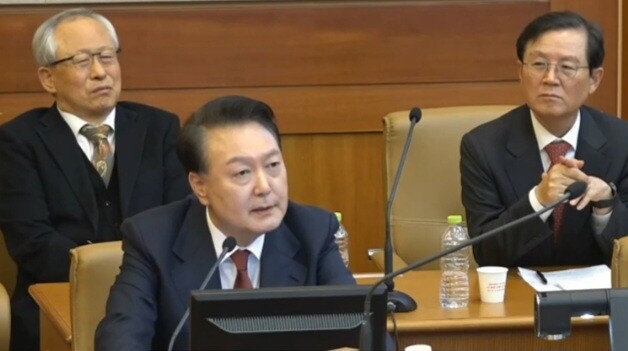 윤석열 대통령이 지난 23일 오후 서울 종로구 헌법재판소에서 열린 탄핵심판 4차 변론기일에 출석, 포고령과 관련, “김용현 전 국방장관이 작성한 포고령이 법적으로 검토해야 할 부분이 있었지만, 계엄 자체가 집행 가능성이 없었기 때문에 상징적인 측면에서 이걸 그냥 놔두자고 했다”라는 진술을 하고 있다. ytn 뉴스특보 화면 캡처