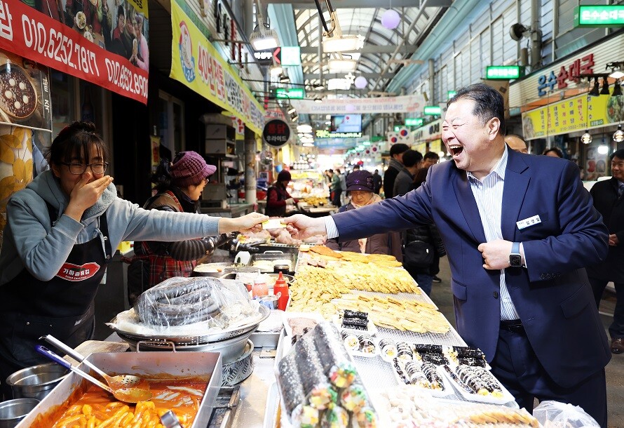 금촌전통시장을 방문한 김경일 파주시장. 파주시 제공