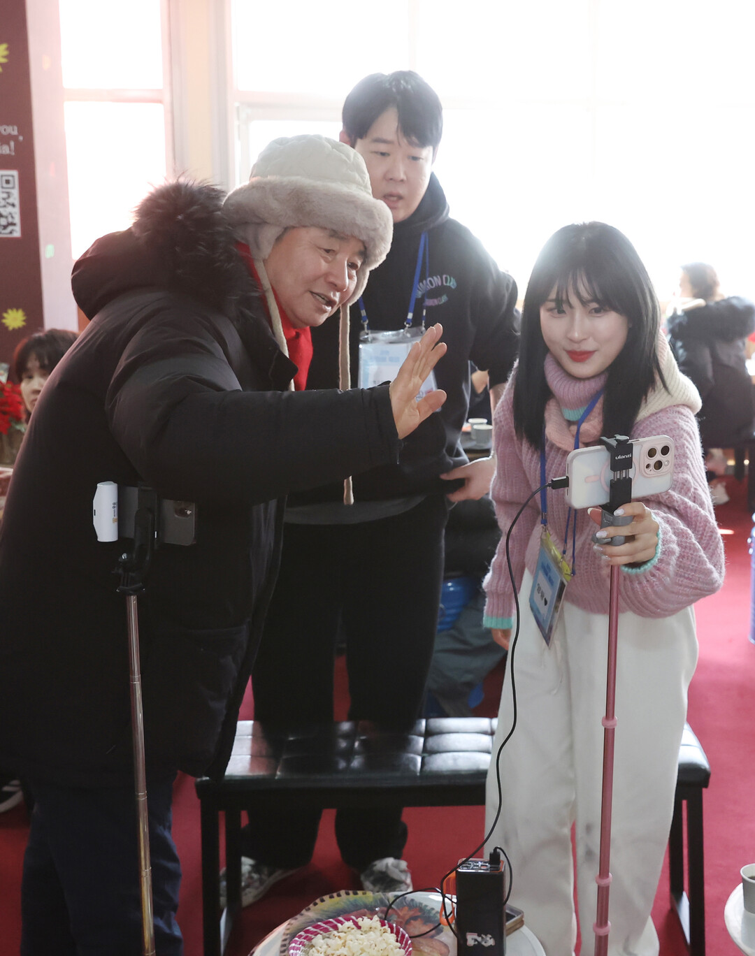 인터넷 라이브 방송 진행자 양팡과 함께 축제 콘텐츠를 소개하는 최문순 화천군수