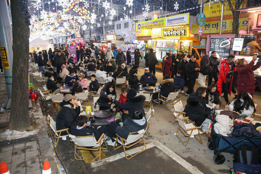 지난 25일 밤, 화천읍 선등거리에서 열린 야간 페스티벌