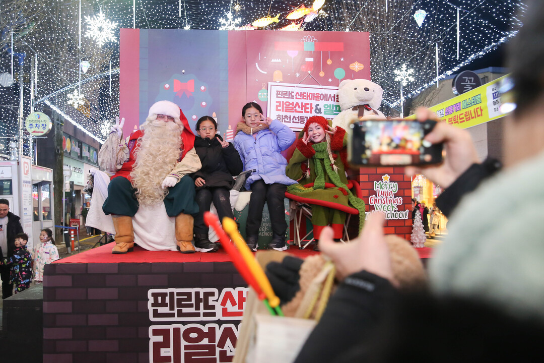 지난 25일 밤, 화천읍 선등거리 산타와 함께 하는 야간 페스티벌