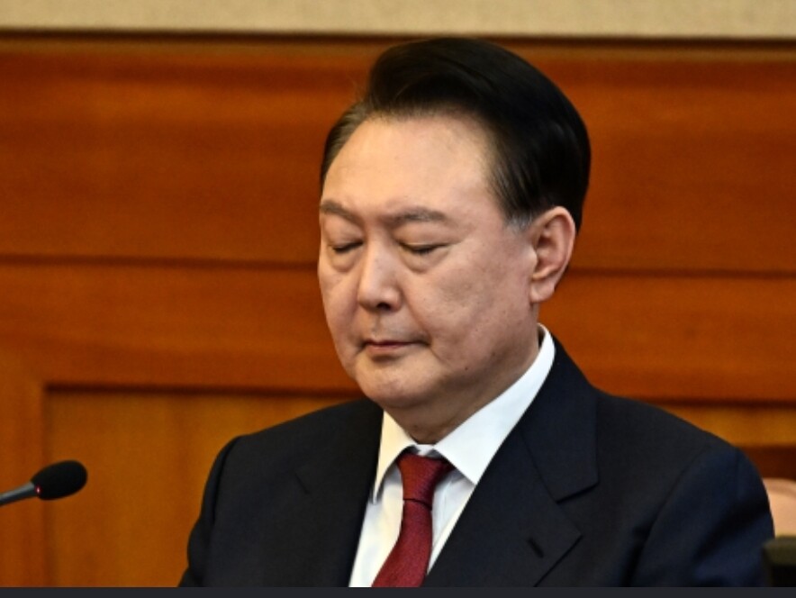 윤석열 대통령이 지난 23일 서울 종로구 헌법재판소에서 열린 탄핵심판 4차 변론에 출석, 변론에 앞서 침통한 표정으로 눈을 감은 채 앉아 온갖 상념에 젖어 있는 표정을 자신도 모르게 드러내고 있다.  ytn 뉴스특보 화면 캡처
