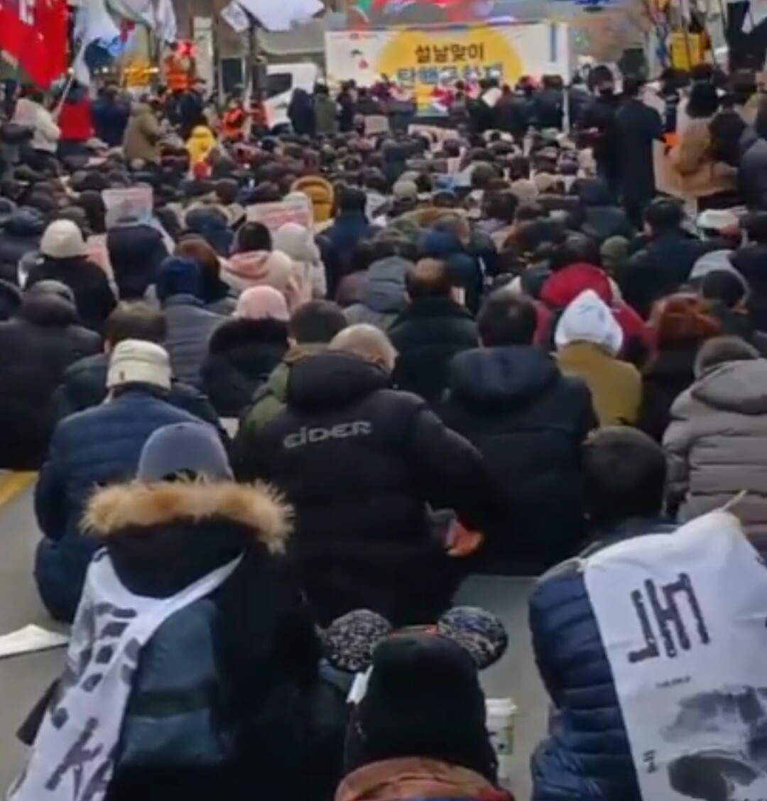 ‘윤퇴진 부산행동’은 지난 25일 부산 도심 서면에서 ‘내란수괴 윤석열 즉각파면 부산시민대회 설날맞이 탄핵문화제’를 개최하고 있다. 맹화찬 기자