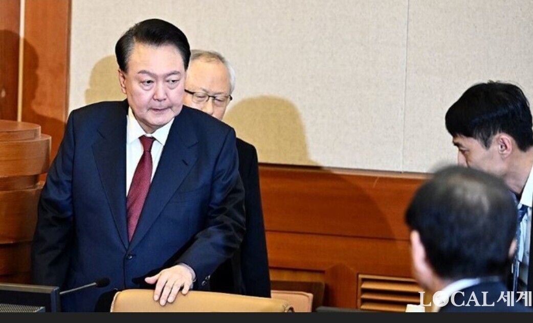 윤석열 대통령이 지난 23일 서울 종로구 헌법재판소에서 열린 탄핵심판 4차 변론에 출석, 피청구인 자리로 앉은 채 주변에 있는 한 변호인의 조언을 듣고 있다. 로컬세계 자료사진 