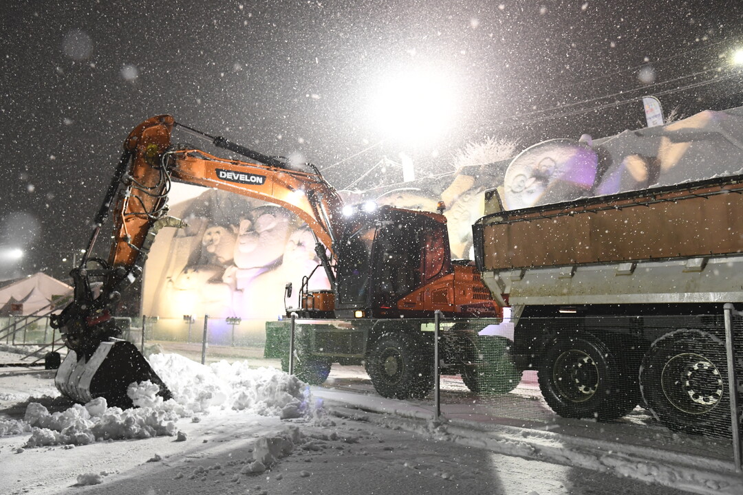 27일 폭설이 내린 가운데, 화천군 공직자와 축제 종사자들이 축제장 곳곳에 쌓인 눈을 치우고 있다.