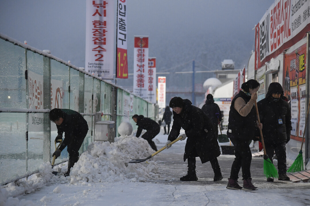 27일 폭설이 내린 가운데, 화천군 공직자와 축제 종사자들이 축제장 곳곳에 쌓인 눈을 치우고 있다