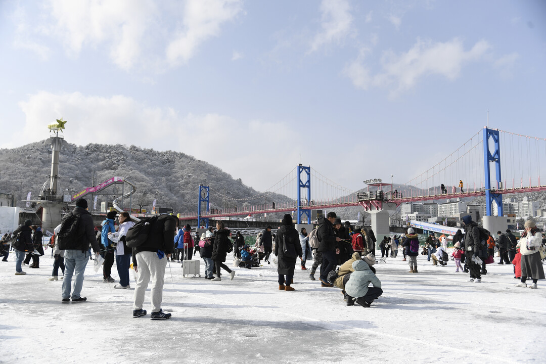 외국인 관광객들이 얼음낚시를 즐기며 겨울을 만끽하고 있다.