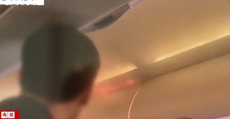 부산 김해국제공항에서 28일 심야에 화재가 발생한 에어부산 여객기의 객실 내 29∼30열 좌석 위에 검붉은 불꽃이 선명하다. ytn이 한 승객으로부터 입수한 사진이다.  ytn 뉴스와이드 화면 캡처