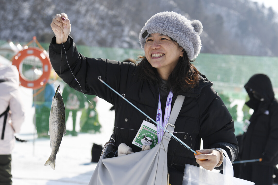 설날 화천산천어축제장을 찾아 얼음낚시 즐기는 외국인 관광객 