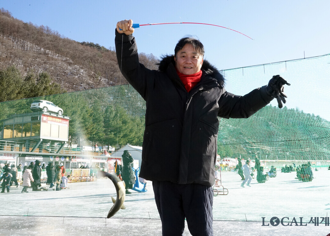 산천어 얼음낚시 시범을 보이는 최문순 화천군수