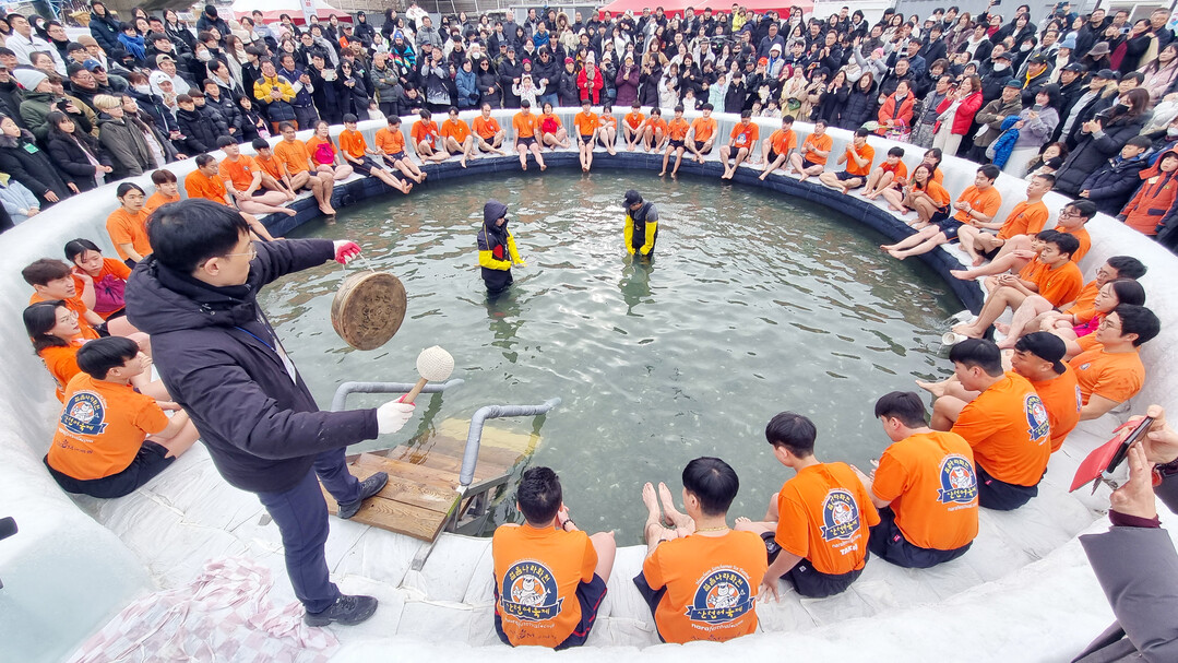 산천어 맨손잡기에 모인 인파