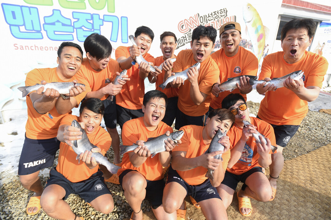 연휴 마지막 날인 30일, 2025 화천산천어축제장을 방문한 필리핀 외국인 단체 관광객들이 맨손잡기 체험을 즐긴 후 기념사진 촬영을 하고 있다. 