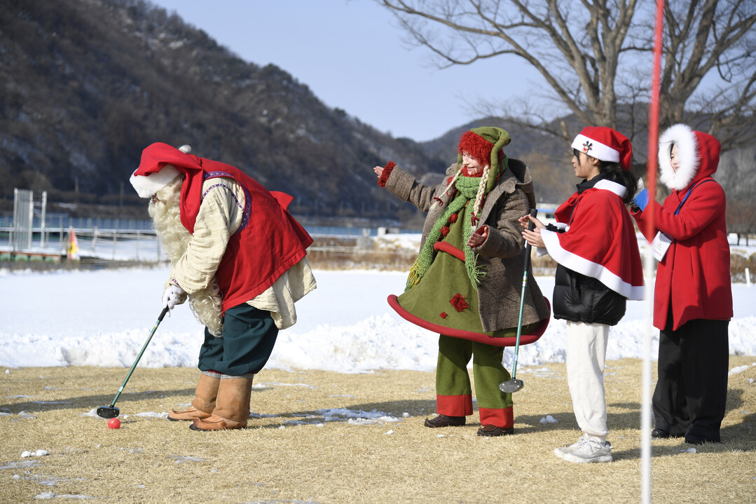 최문순 화천군수, 핀란드 로바니에미시 리얼 산타클로스와 요정 엘프가 지역 초등학생들과 하남면 산천어 파크골프장에서 파크골프 체험으로 즐거운 한 때를 보내고 있다.
