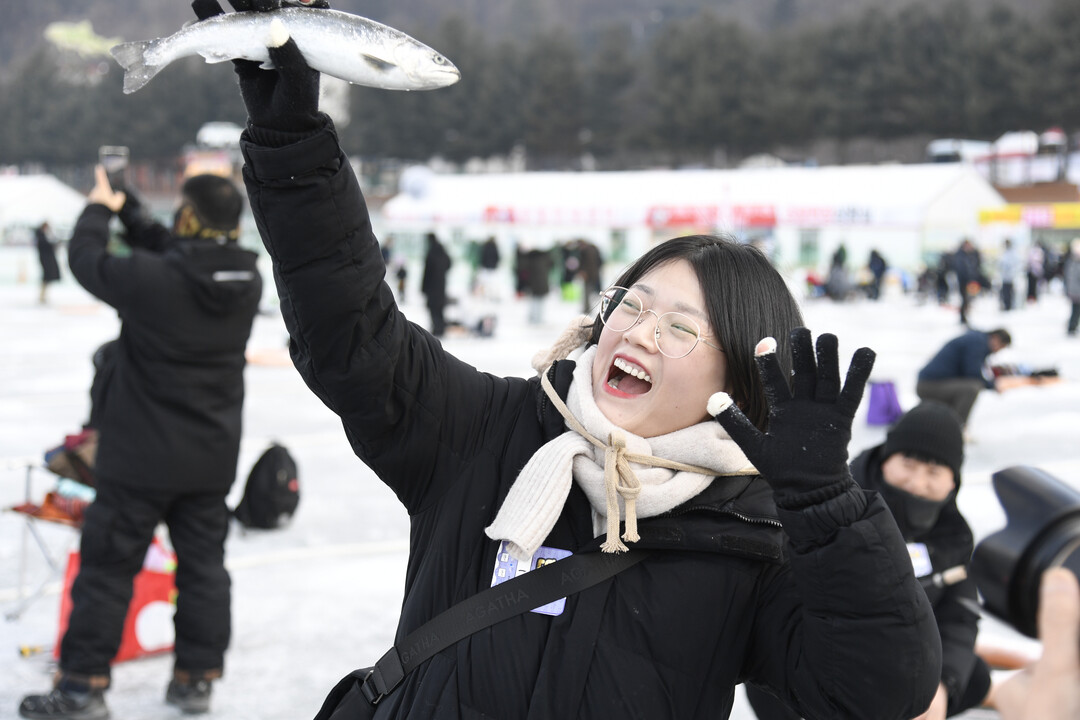 산천어 낚시터의 관광객
