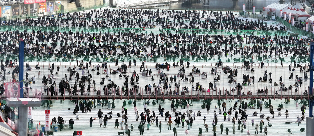 인산인해를 이루고 있는 산천어 낚시터