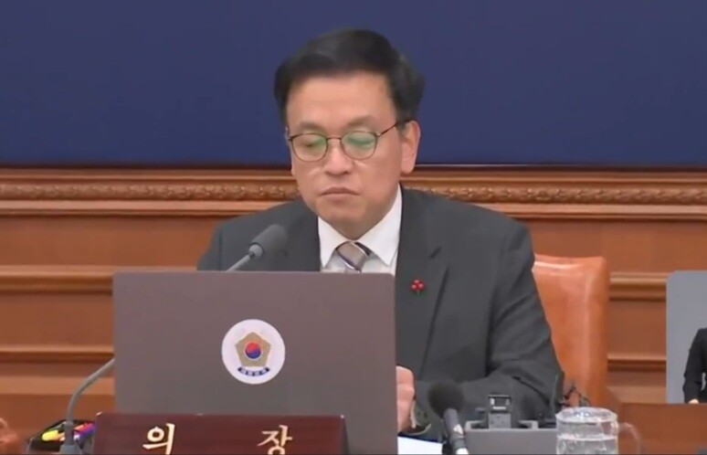 최상목 대통령 권한대행 부총리 겸 기획재정부 장관이 31일 정부서울청사에서 정례 국무회의를 주재하기에 앞서 침통한 표정으로 눈을 감은 채 잠시 정신을 집중하고 있다. 이하 KBS 뉴스특보 화면 캡처