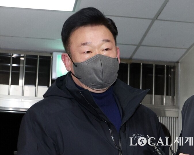 이광우 대통령실 경호본부장이 지난 24일 경찰특수단에 출석하던 중 기자들의 질문에 답변하고 있다.   로컬세계 자료사진