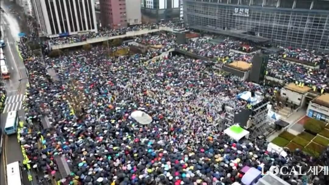 보수 진영의 윤석열 대통령 탄핵 반대 집회인 ‘세이브코리아 국가비상기도회’가 열린 1일 오후 무대가 설치된 부산역 광장은 물론 주변 도로, 상가까지 수만명에 달하는 참석자 및 구경하는 시민이 발디딜 틈조차 없이 꽉 차 있다. 연단이 오른쪽에 설치돼 있다.  맹화찬 기자