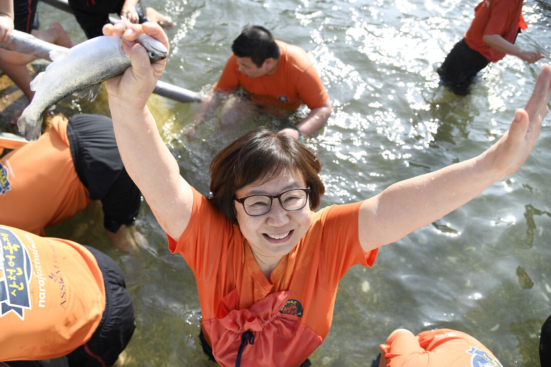 축제 막바지 산천어 맨손잡기를 만끽하는 관광객