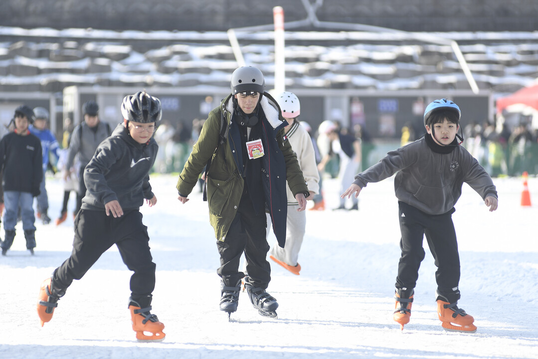 2025화천산천어축제 스케이트를 즐기는 관광객들